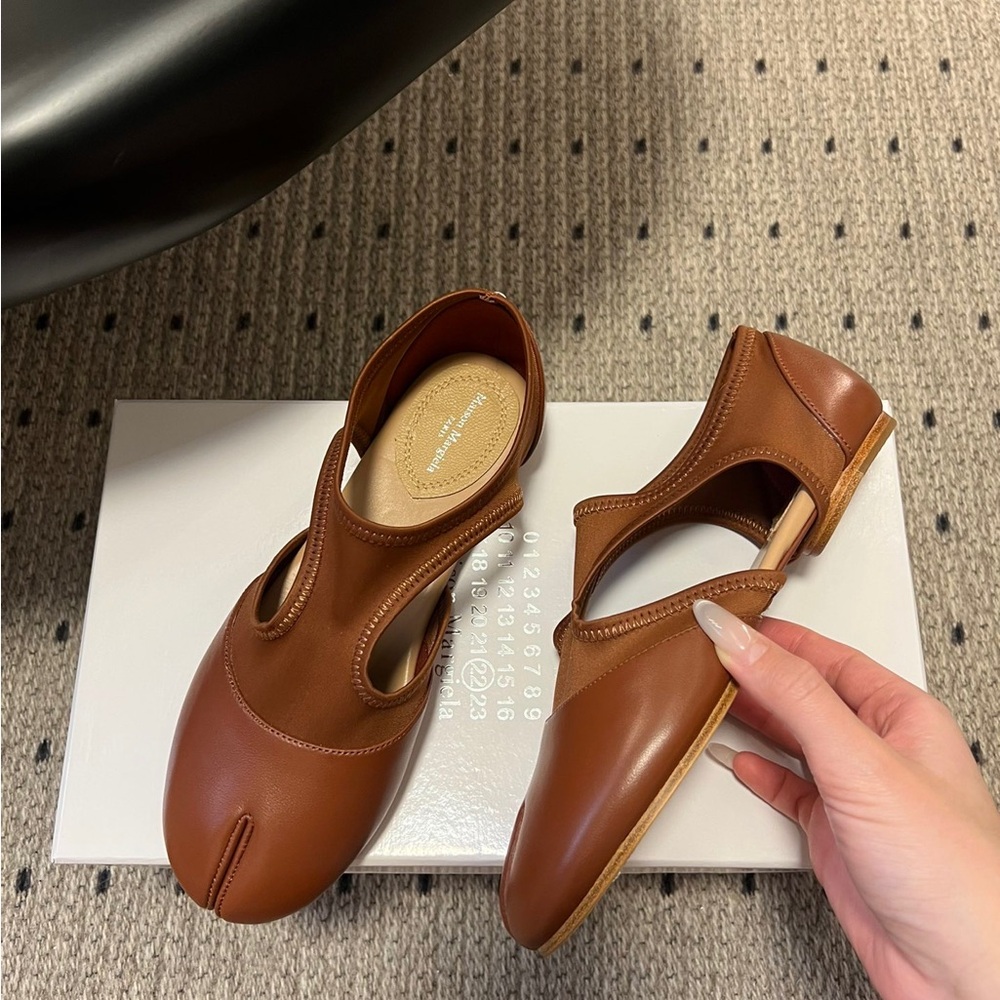 Maison Martin Margiela Women's Brown Slip-On Split-Toe Ballet Flats - Picture 3 of 8